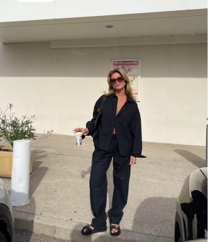 Djerf Avenue Breezy Pants - Svarta Breezy Pants från Djerf Avenue i strl. S. Använd fåtal gånger. Säljer även matchande skjorta om man är intresserad.