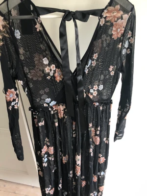 Klänning  - Klänning med blommigt mönster, meshtyg. Oanvänd 