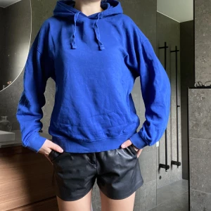 Cool blå hoodie - Säljer denna då den inte kommer till användning även fast jag tycker att den är jättecool 💙
