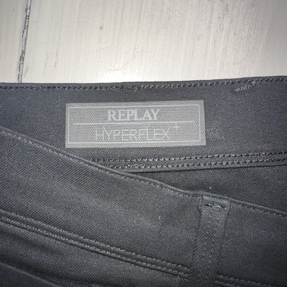 Svarta snygga replay jeans köpta på Åhléns modell namn anbass . Jeans & Byxor.