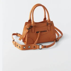 Gina tricot väska - Orange väska från Gina tonict. Använd ca 2-3 gånger så i väldigt bra skick! 