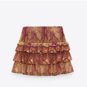 Zara kjol orange - Säljer min zara kjol få den inte kommer till användning längre. Är i jättefint skick få jag har tagit väl hand om den.🧡