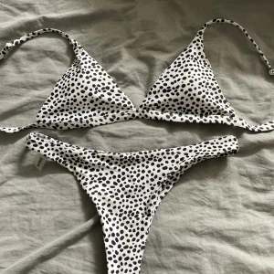 Bikini - prickig bikini från SHEIN använt ett par få tillfällen👙 banden är sjusterbara😃 strl M på både över och underdel