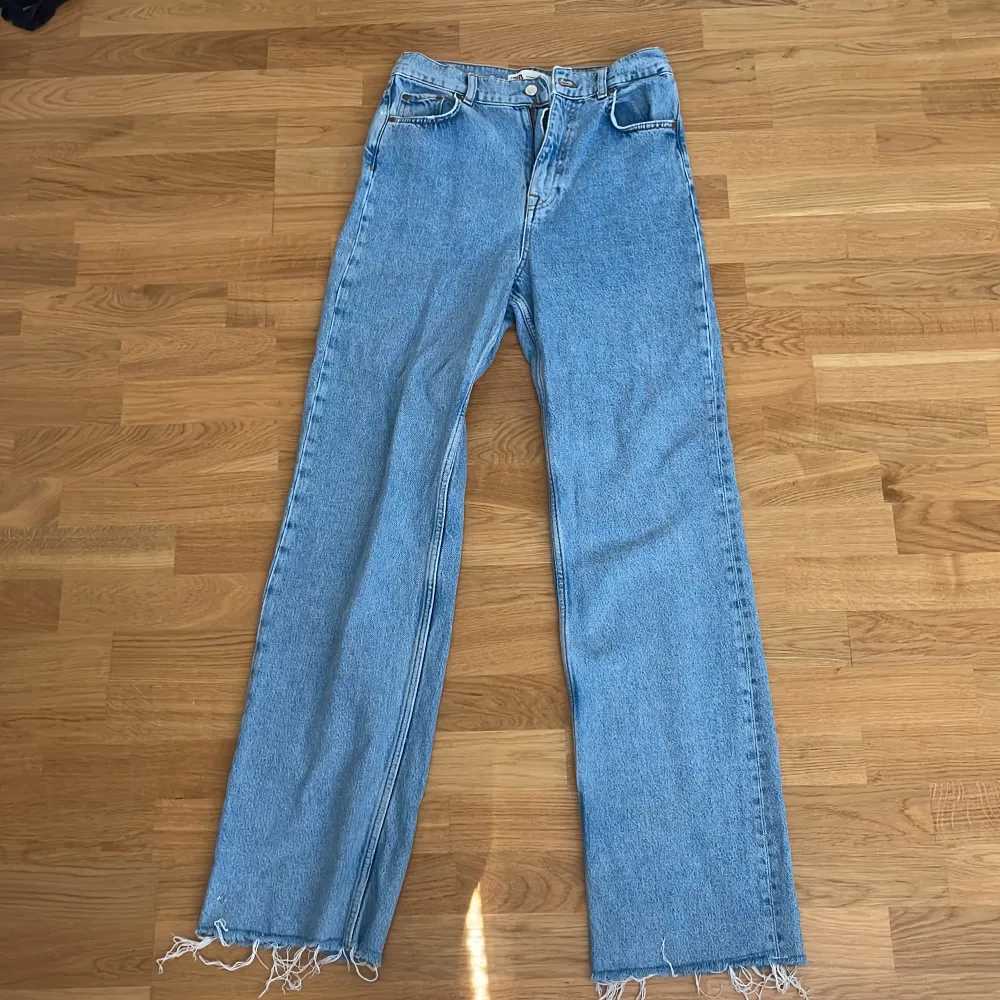 Full length zara jeans i en så snygg färg!. Jeans & Byxor.