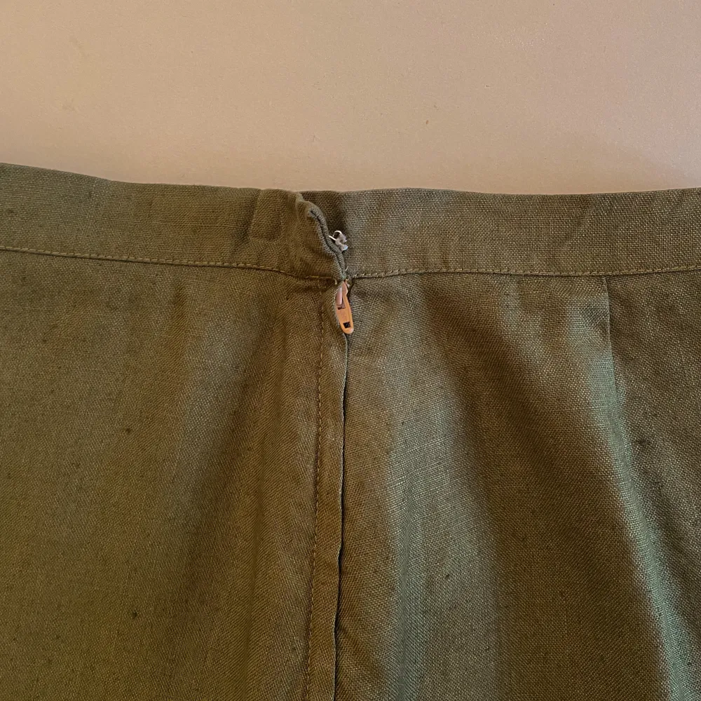 Vintage Feminine Skirt in Linen.  Knee Length with Frontal Panel Opening. Lining Included. Side Zip & Hook/Eye Closure. Hand dyed olive green, small natural design imperfections . Made in Italy  70 CM Length 72 CM Waist 84 CM  Hips. Kjolar.