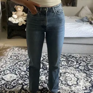 Säljer dessa snygga jeans från weekday i modellen ”Rowe extra high straight jeans” Jeansen är i bra skick!🌸