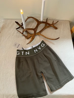 Nvgtn - Helt nya nvgtn shorts med prislapp kvar. Fantastiska i materialet men beställt fel storlek.