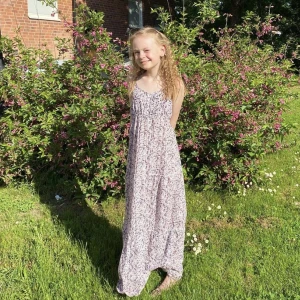Fin sommarklänning  - Fin sommarklänning, ljuslila sommarklänning med lila blommönster, storlek 136, troligen endast tillämpad för ”barn” i  10-13 år,  1 meter och 10cm är klänningens fulla längd. Köptes för 3 år sedan till min då 10 åriga dotter, och klänningen är nu förliten