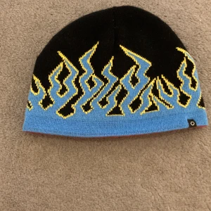 flame beanie - reversible från empyre