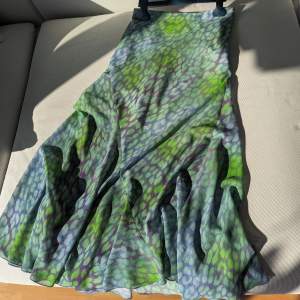 Maxi kjol från Weekday i superbra skick, använt bara en gång. 