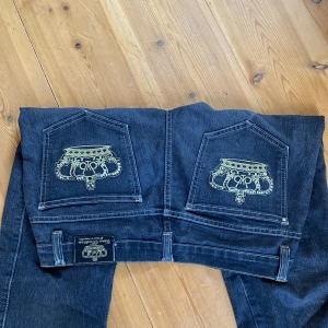 Low rise Victoria Beckham jeans  - Dessa sjukt snygga lågmidjade Beckham jeansen säljer jag för att de blivit för korta i längd tyvärr.. Bra skick men har gått sönder lite vid gylfen som man ser på 3e bilden ,men märks knappt på. Storleken finns ej på byxorna men de är 90cm från midjan 