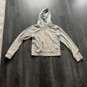 Juicy couture  - Säljer denna tröjan pga jag inte använder den längre. Den är i fint skick och använd runt 8 gånger 