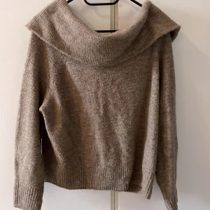 Hm off shoulder tröja  - Säljer min off shoulder tröja från H&M i grå/brun. Andra bilden är lånad. Skriv för fler bilder!🌸