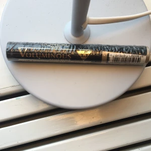 Voluminous Mascara - En helt oöppnad mascara med plast kvar  från Loreal Paris. Nypris är ca 80-100kr? Mitt pris 50kr+15kr frakt (frimärken)! Jag MÅSTE kontaktas innan köp. Betalning sker via swish!