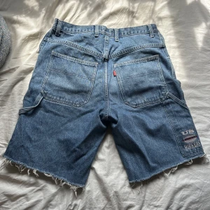 cargo shorts - coola carpenter shorts med fickor, liknande carhartt, storlek 33 🤍