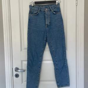 Ett par snygga mom-jeans från BikBok. De sitter jätteskönt på💜