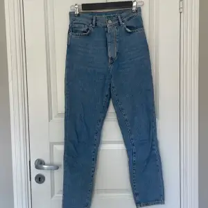 Ett par snygga mom-jeans från BikBok. De sitter jätteskönt på💜