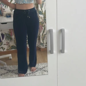 Mjukisbyxor från Gina Tricot  - Säljer dessa Cecilia Velour trousers (mjukisbyxor) från Gina i storlek M för att jag inte har använt dom så mycket. De är använda ett fåtal gånger så dom är precis som nya. 