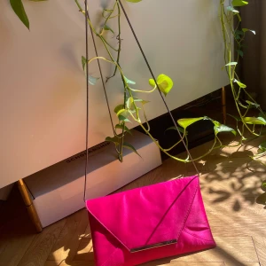 Coast rosa crossbody/clutch  - Superfin rosa coast väska som både kan användas som clutch och cross body! Perfekt för utgång 