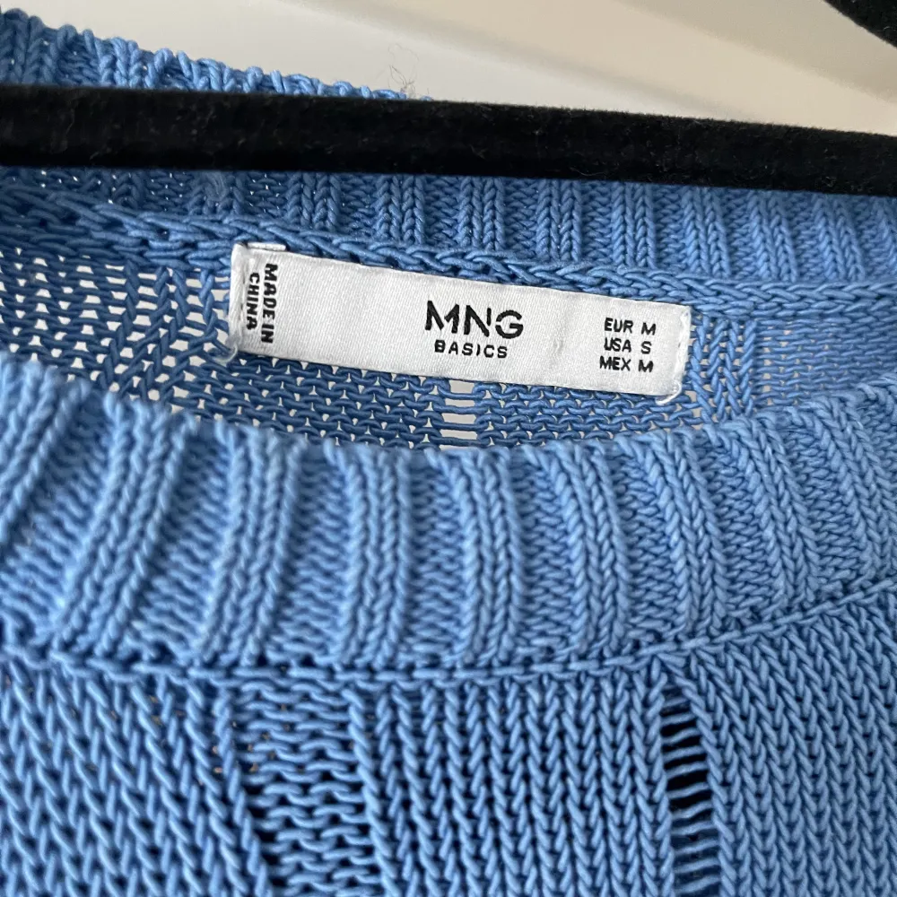 En snygg blå tröja från Zara i storlek s/m. Den är lätt och luftig, jätte bekvämt nu till sommarn. Tröjan är nästan ny, mycket god skick.. T-shirts.