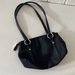 Handväska  - Liten jättefin handväska från björn borg, helt oanvänd🌸