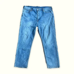 Vintage Levis 541 (stora)  - Längd: 110 cm Midja: 50 cm Benöppning: 23 cm  (Mätt på byxan när den ligger ner) Cond: vintage  Snabb deal = bättte pris  Perfekt för sommaren