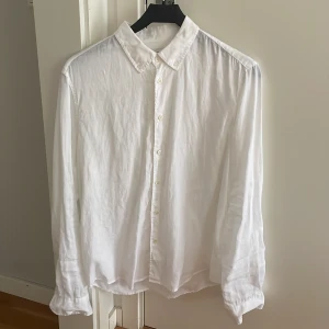 Linneskjorta - Linneskjorta i väldigt bra skick  Använd endast vid två tillfällen  Storlek: Medium short  