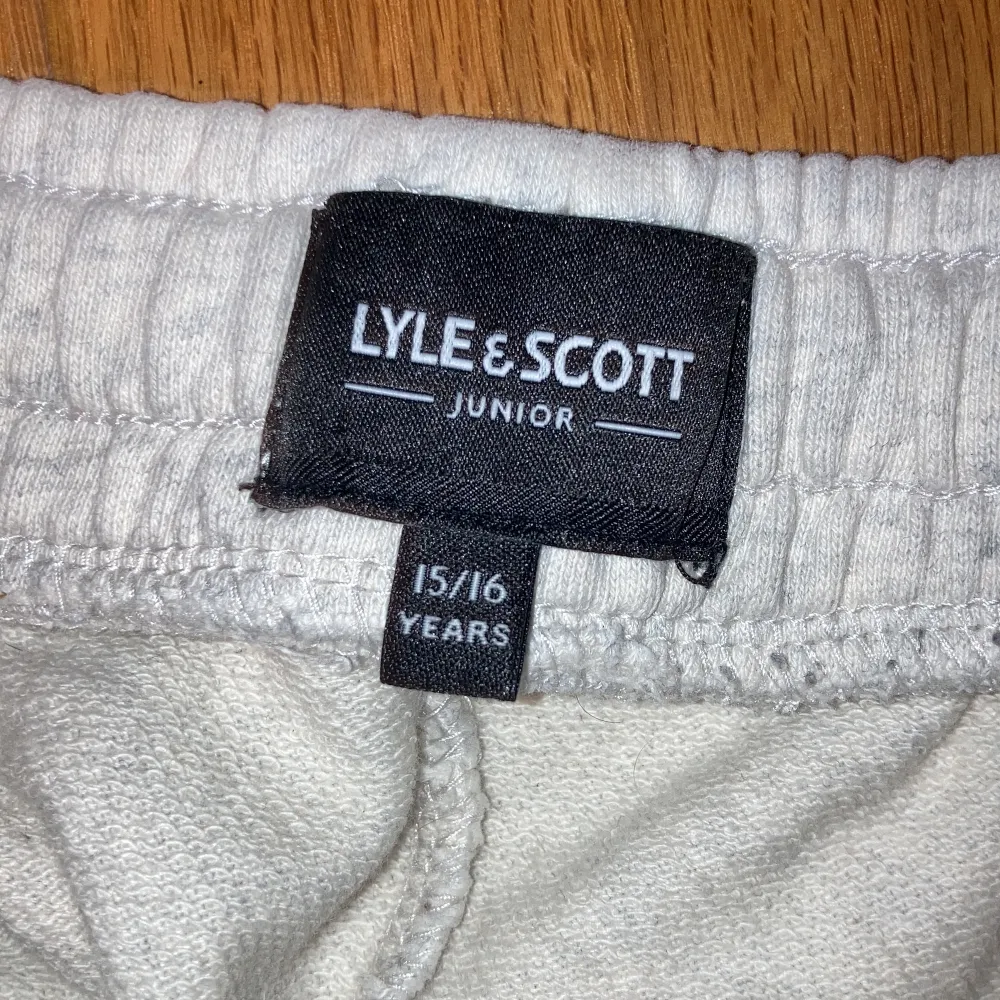 Lyle & scott shorts helt nya, jätte bra skick, kan diskutera pris, öppen för byten . Jeans & Byxor.