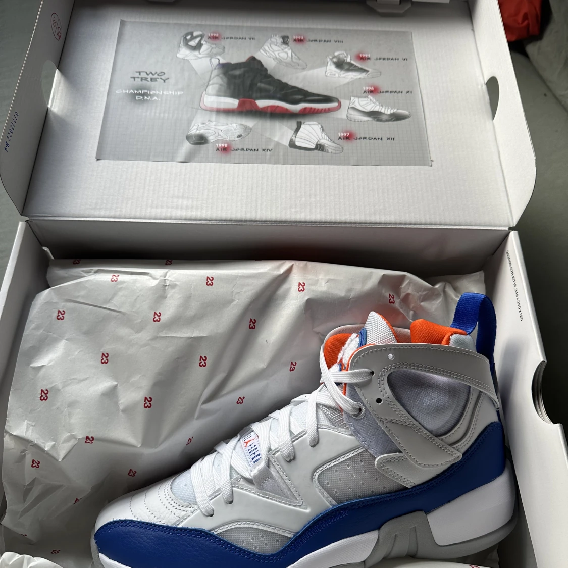 Jordan jumpman Two trey (white hyper royal) - 90