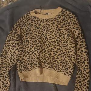 En fin leopard mönstrad tröja ifrån HM's märke Divided köpt för något år sen men kom nästan aldrig till anvnädning. Är en S men passar XS-M, pris kan diskuteras💕