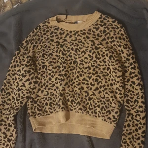 Leopard mönstrad tröja - En fin leopard mönstrad tröja ifrån HM's märke Divided köpt för något år sen men kom nästan aldrig till anvnädning. Är en S men passar XS-M, pris kan diskuteras💕