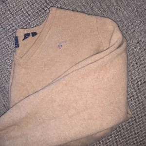 Gant  - Säljer min gant tröja då den aldrig kommer till användning. Den är i storlek L men jag skulle säga att den är som storlek S/M. Den är som ny.