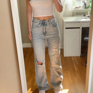 Vida slitna jeans - Högmidjade vida slitna jeans från H&M. Allt ska bort så pris kan diskuteras💗 Storlek 34