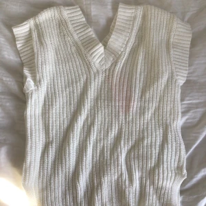 Vest - Säljer denna vest/tröja från Gina då den är helt oanvänd och inte är min stil. Köpte den för 300 och säljer den för 55 kr💕storlek 134/140 men passar även mig med storlek XS/S💕