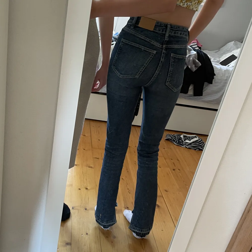 Zara jeans boot cut storlek 32. Jag har sprättat upp dom längst ner då dom blev för korta (är 175). . Jeans & Byxor.