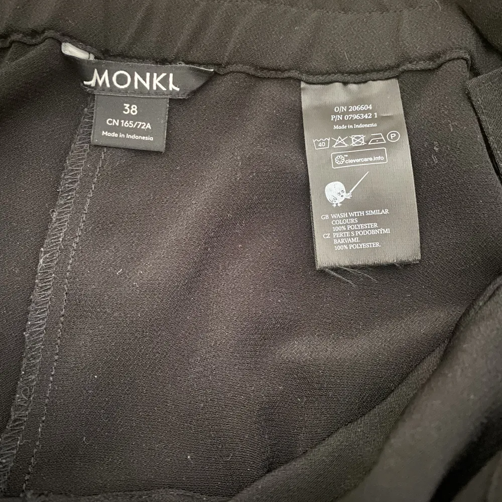 Hängselbyxor med kostym material och öppen rygg från Monki. Ursprungspris 350 kr, knappt använda.. Jeans & Byxor.