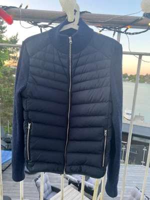 Lagency cardigan - En fet lagency cardigan som jag har använt ett fåtal gånger! köpt på thernlunds för ca 3200kr, inga skador eller hål, 9/10 skick, skriv för mer frågor eller bilder!