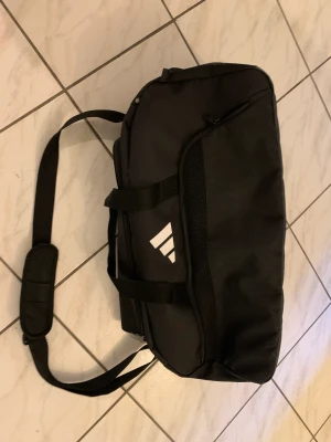 Sport väska - Adidas sport väska  Använd två gånger  Tycker den är för stor för mig 