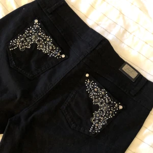 Straighleg ”Earl” jeans - Svarta byxor med broderi och detaljer både vid fram- och bakfickorna!🤍 Byxorna är från märket Earl jean! Har bild på hur de sitter på även, så fråga på bara!🫶🏼
