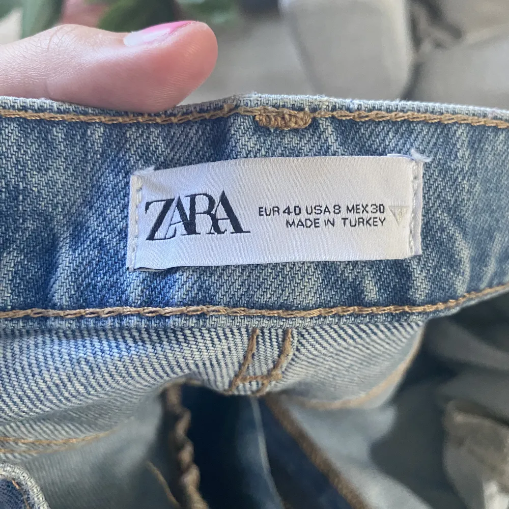 säljer dessa jeansen från zara som är köpta för 100kr här på plick för 1,5 år sen! dem är i storlek 40, har inga synliga defekter och är nån decimeter korta på mig som är 177!🙌🏼🩷. Jeans & Byxor.