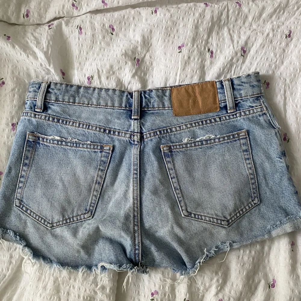 Säljer ett par mid rise shorts ifrån zara💕. Shorts.