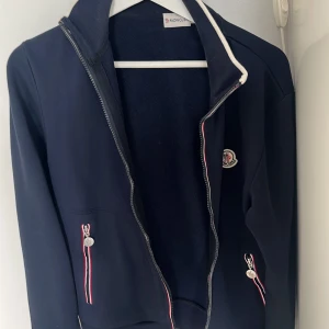 Moncler Maglia zip  - Tjena! Säljer denna sjukt snygga moncler tröjan eftersom att den inte kommer till användning. Den är i 10/10 skick, som ny. Nypris:5000. Självklar äkta!