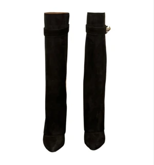 Givenchy Shark Boots - Klassiska givenchy shark boots i svart mocka. Skick MYCKET BRA. De ser helt nya ut bortsett från skinnsulan som smutsvit första tillfälle. Andra bilden är missvisande då mockat reflekterar ljuset, mycket finare i verkligheten. 