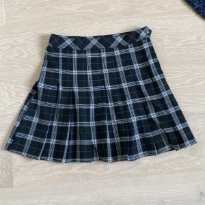 Svartvit rutig kjol - Använd ett fåtal gånger. Köpt från H&M. Nyskick 