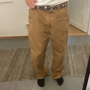 Vintage Carharrt byxor - Vintage workwear carharrt byxor Bra skick förutom några svaga vita färg fläckar. Köpte dem nya.  Storlek 36, 34