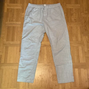 Linnebyxor  - Grå linnebyxor ifrån HM, regular fit i storlek L