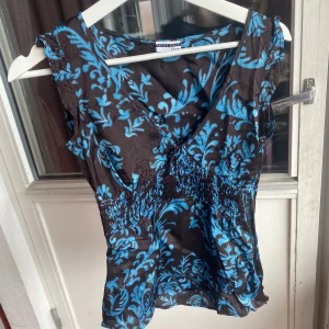 Mönstrad topp - Superfin mörkbrun mönstrad topp med   volangdetaljer på axlarna. Från Etam storlek xs. Silkaktig i materialet.