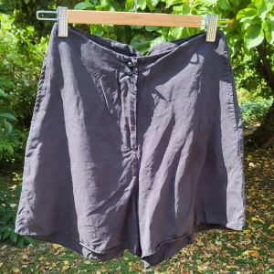 Supersmickrande shorts - De faller jättefint över rumpan. Inga tecken på slitage! Tyvärr för små på mig nu.   65% polyester, 35% viskos.   Har fickor!  Cirka 70-71 cm i midjan. Öppningen till respektive ben är ca. 34 cm fram och 40 bak. Detta skapar det fina "fallet" baktill.