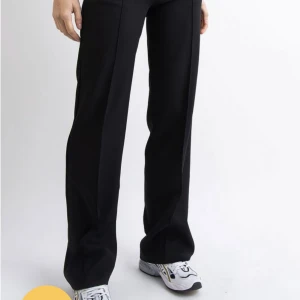 Kostymbyxor  - Säljer dessa fina kostymbyxor då de är lite för små för mig. De har ett hål i ena fickan men inget som syns på byxorna. Köpta för 599kr, pris kan diskuteras💕