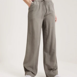 Linnebyxor grå - Hej!  Säljer mina oanvända linnebyxor då det är något långa på mig som är 158💞nypris 399kr säljer för 200kr💞 Storlek 34 